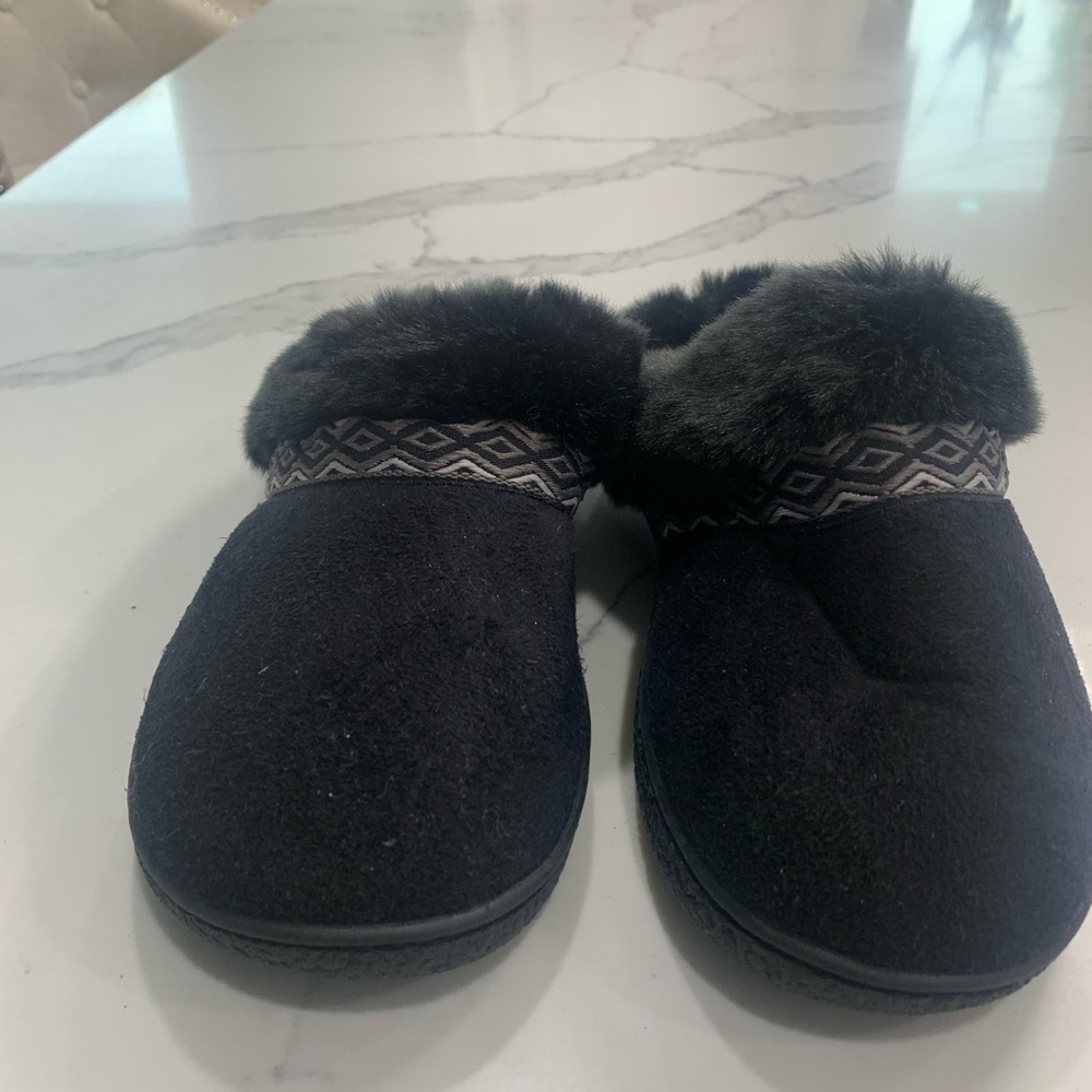 Isotoner Hoodback‎ Black Slippers Size 7.5-8